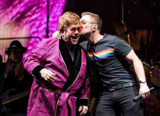 Taron Egerton e Elton John cantam juntos “Your Song” durante show no Reino Unido