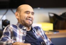 Painel de Edgar Vivár relembra histórias emocionantes sobre “Chaves”