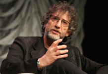 Neil Gaiman conversa sobre relação com Brasil e adaptação de “Sandman” na CCXP Worlds