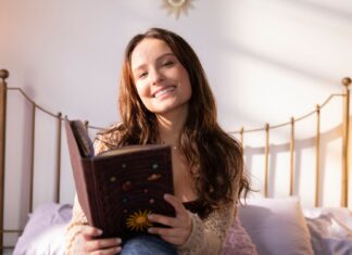 Larissa Manoela estrela em “Tá Escrito”, veja o trailer