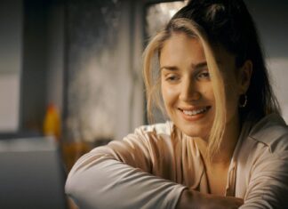 Veja trailer de “Flora e Filho”, comédia dramática da Apple TV+