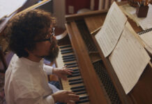 Veja o trailer da comédia dramática romântica com Peter Dinklage e Anne Hathaway